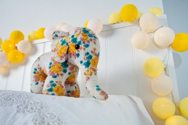 Ozdobte nudné káble farbou slon-detská posteľ-káblové-žiarovky-žlté