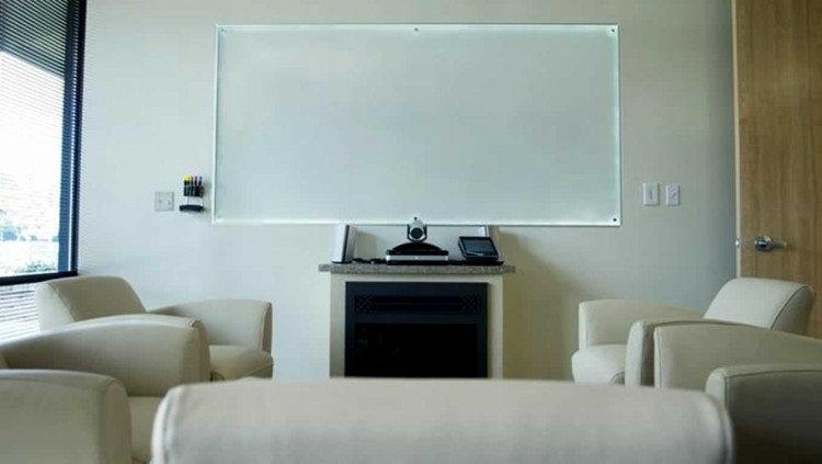 originálne osvetlenie led tabuľa nápad krb dekorácia steny obývačky