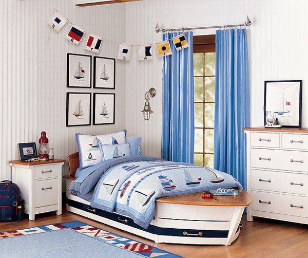 Kabína detská izba zariadená bielo-modrou loďkou