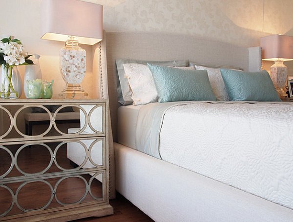 Zrkadlová komoda do spálne, vankúš na dekoráciu nočného stolíka