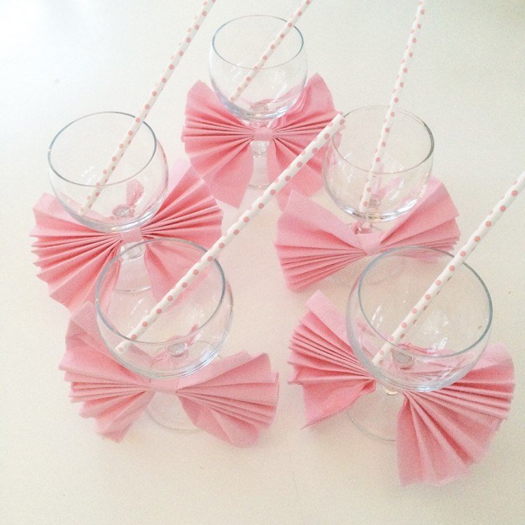 obrúsky-záhyby-priehradky-jednoduchá-dekorácia-okuliare-slamky