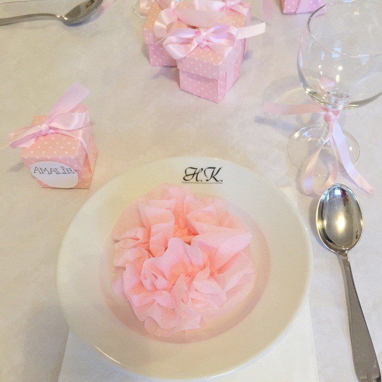 obrúsky-záhyby-pastelové-farby-prášok-ružové-kvet-tvar