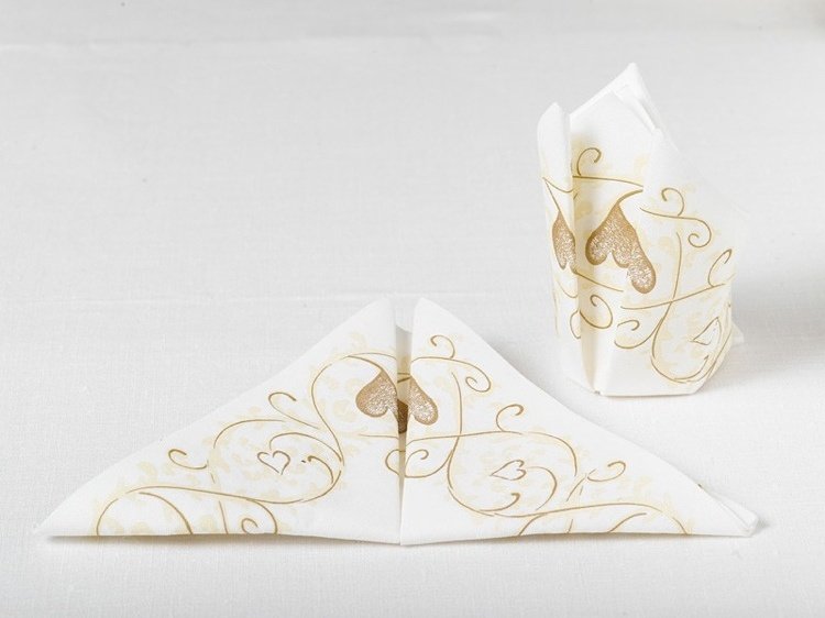 obrúsok-skladací vzor-zlatý-trojuholník-návod-biely