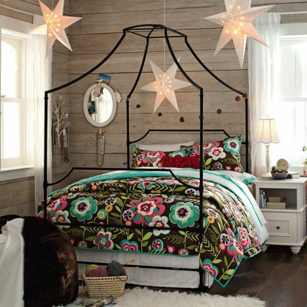 roztomilé dievča dospievajúca izba posteľ s baldachýnom