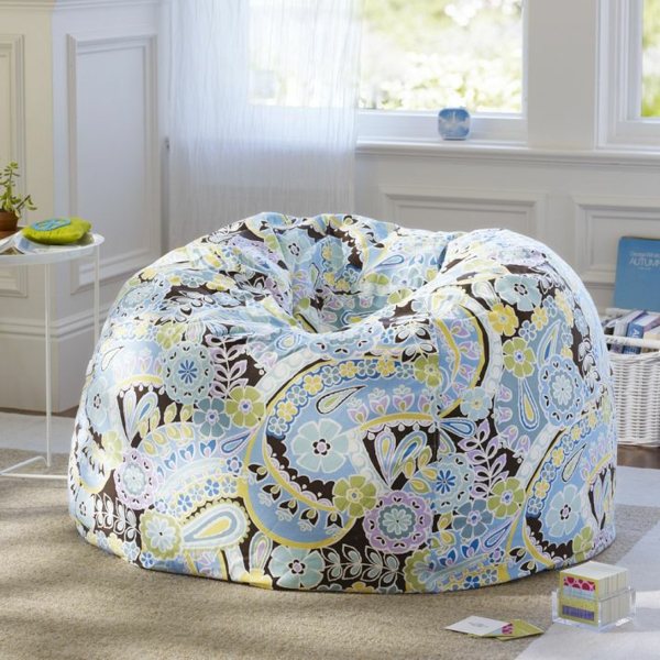 Kvetinový vzor sedacieho vaku, dievčenská izba, teenager, zriaďuje útulný kútik