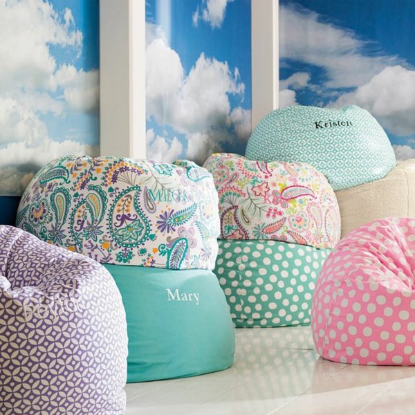 zelené purpurovo-ružové sedacie vaky interiér detskej izby