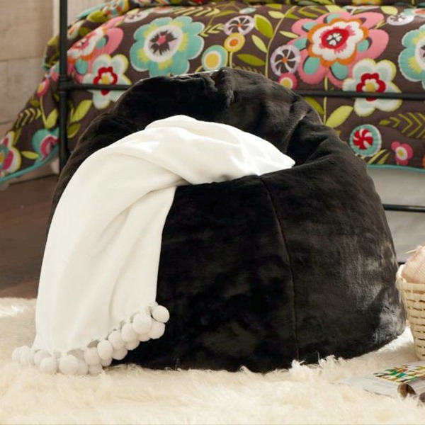 čierny plyšový sedací vak pre mládež