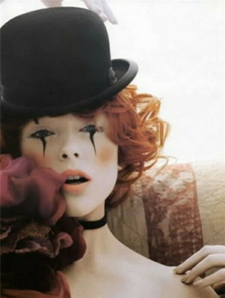 smutné harlekýnky nanášajúce make -up sad-harlekýn-ženy-líčenie