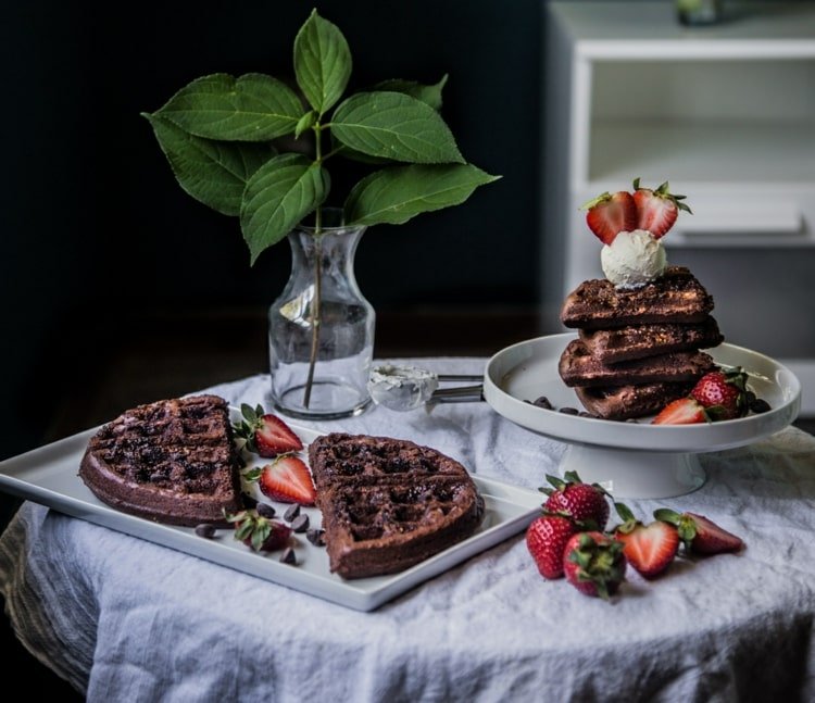 Brownies podávajte s jahodami alebo vanilkovou zmrzlinou vo forme oblátok