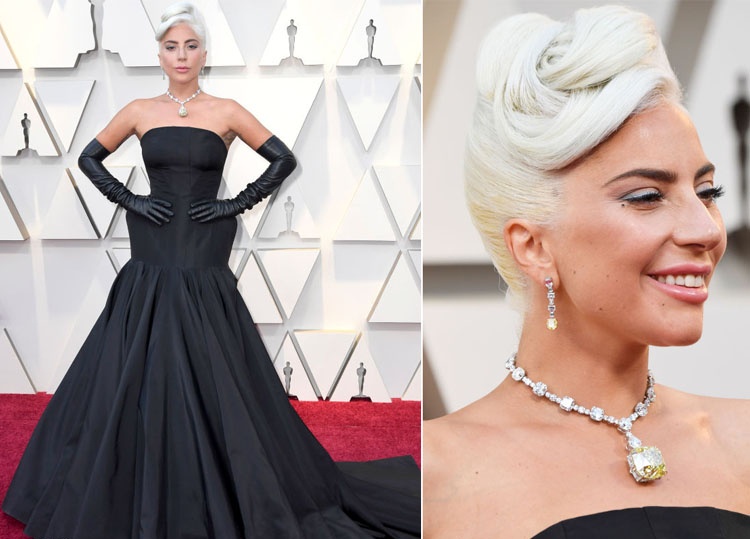 Večerné nosenie Oscarov 2019 Dlhé čierne šaty cez plece Lady Gaga Alexander McQueen