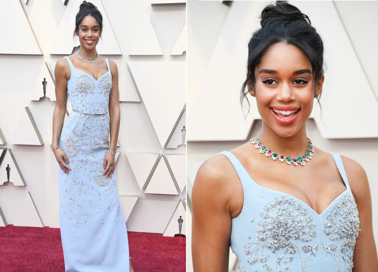 Večerné nosenie Oscarov 2019 modrý výstrih do V objímajúci telo Laura Harrier Louis Vuitton