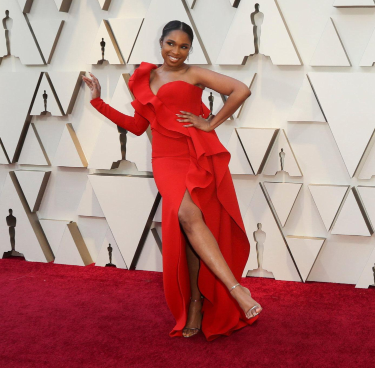 Večerné nosenie Oscarov 2019 Červené večerné šaty s volánmi Jennifer Hudson Elie Saab