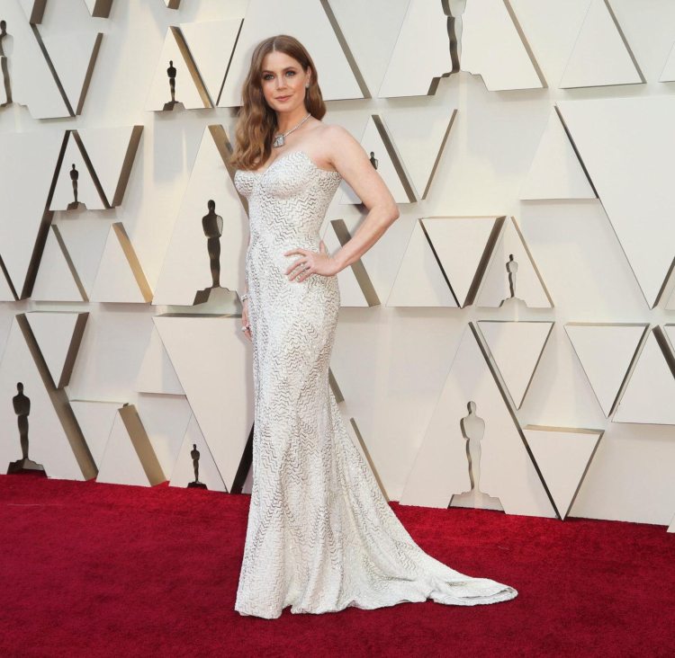 večerné šaty oscars 2019 biele trblietavé kamienky amy adams versace