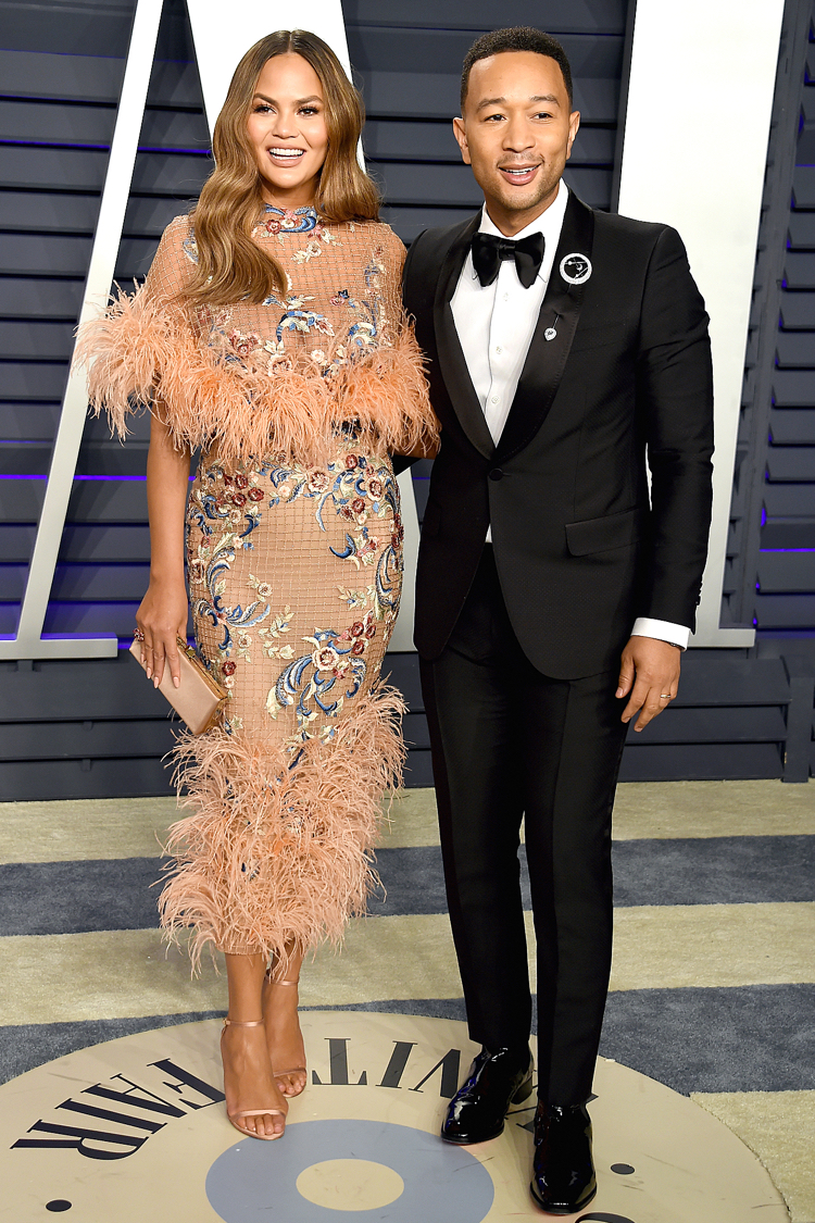 Oscary 2019 Celebrity Couples Feather Tip Model Chrissy Teigen Spevák John Legend