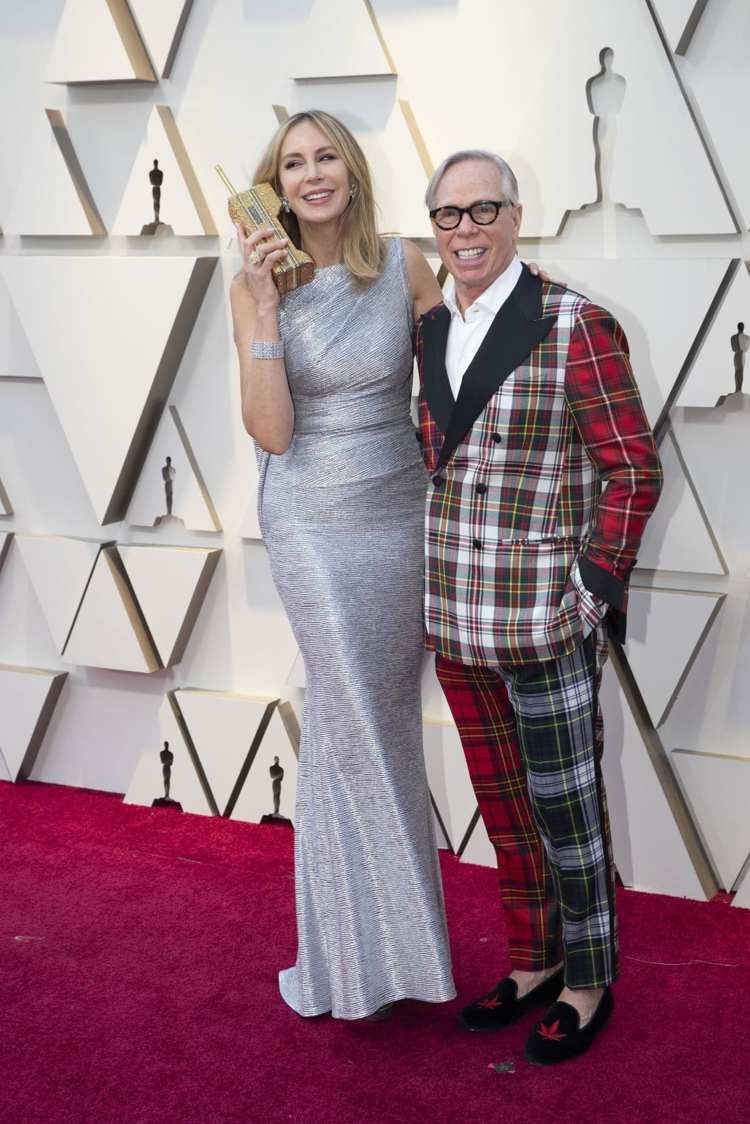 Strieborné večerné šaty Oscara 2019 oblek Tommy Hilfiger