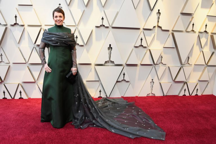 Večerné šaty so šatkou na Oscara 2019 tmavozelená Olivia Colman Prada