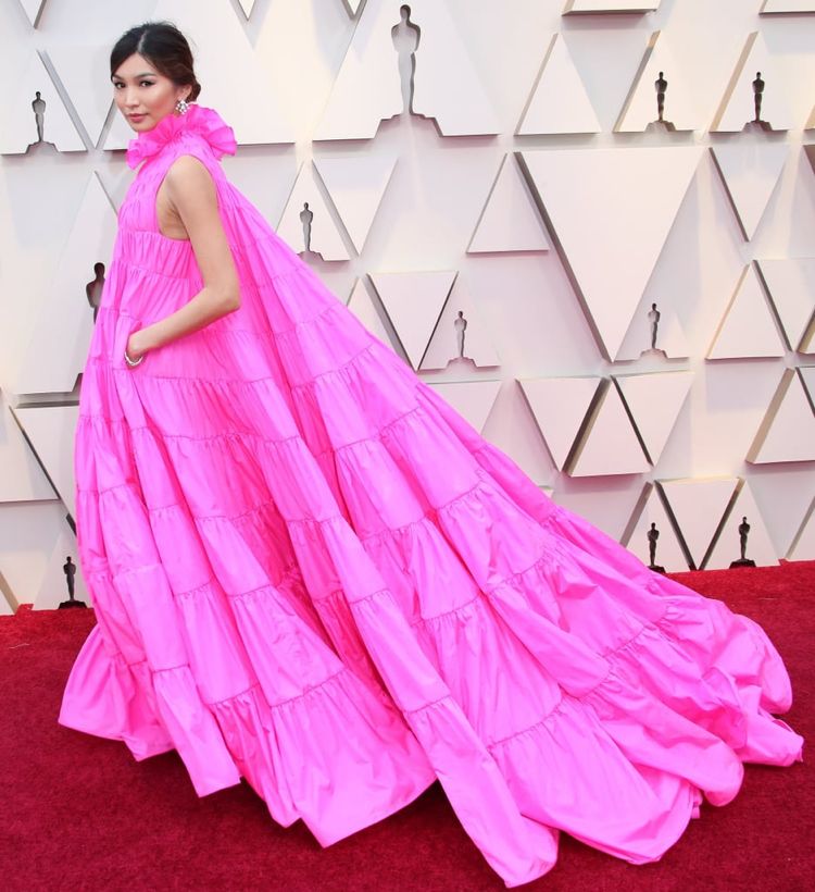 Ružové spoločenské šaty OScars 2019 Gemma Chan