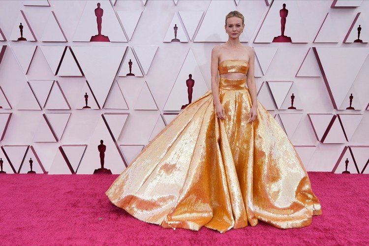 Zlatá sukňa a orezanie Oscara 2021 Carey Mulligan