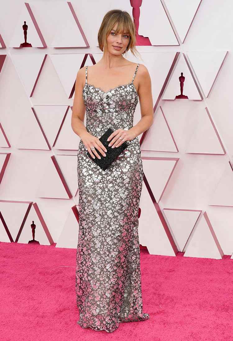 Oscars 2021 najkrajší vzhľad Margot Robbie v strieborných šatách Chanel
