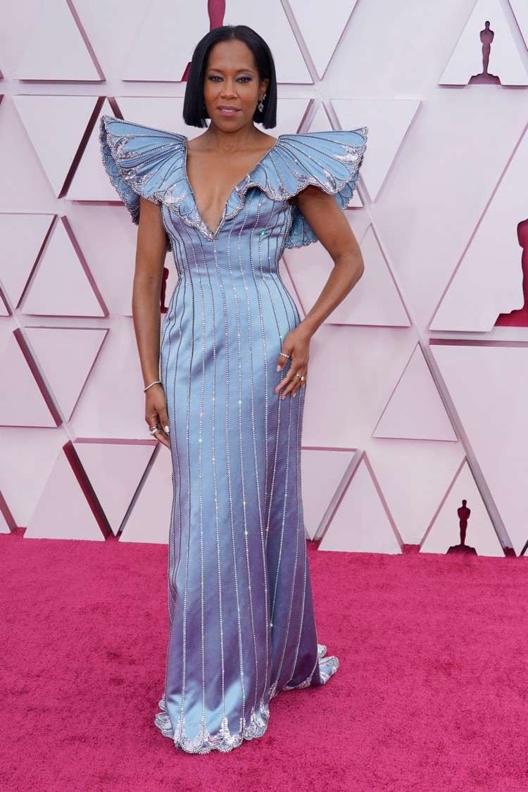 Modré šaty Oscars 2021 s diamantmi