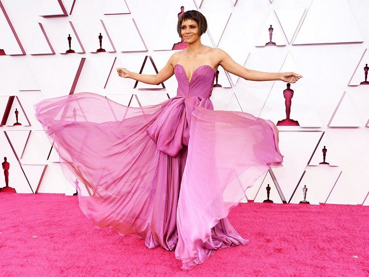 Oscary 2021 najkrajšie šaty Halle Berry nosí fialové šaty bez rukávov