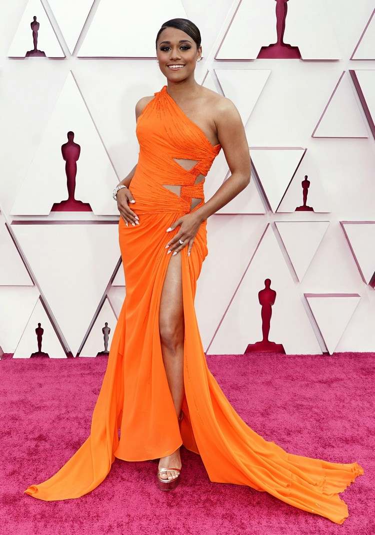 Oscary 2021 Trendy Oranžové dlhé šaty cez plece Ariana DeBose Atelier Versace
