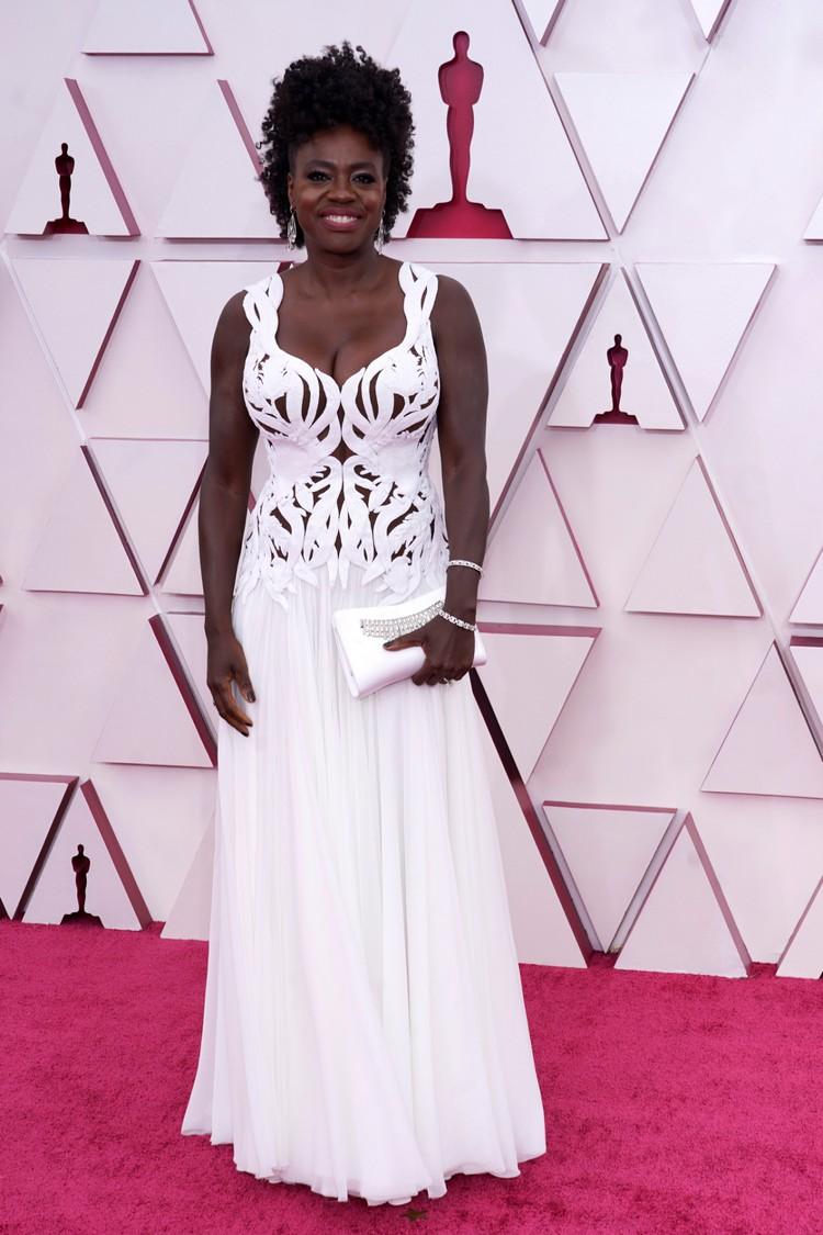 Oscary 2021 najlepšie šaty v bielej farbe Viola Davis nosí Alexandra McQueena