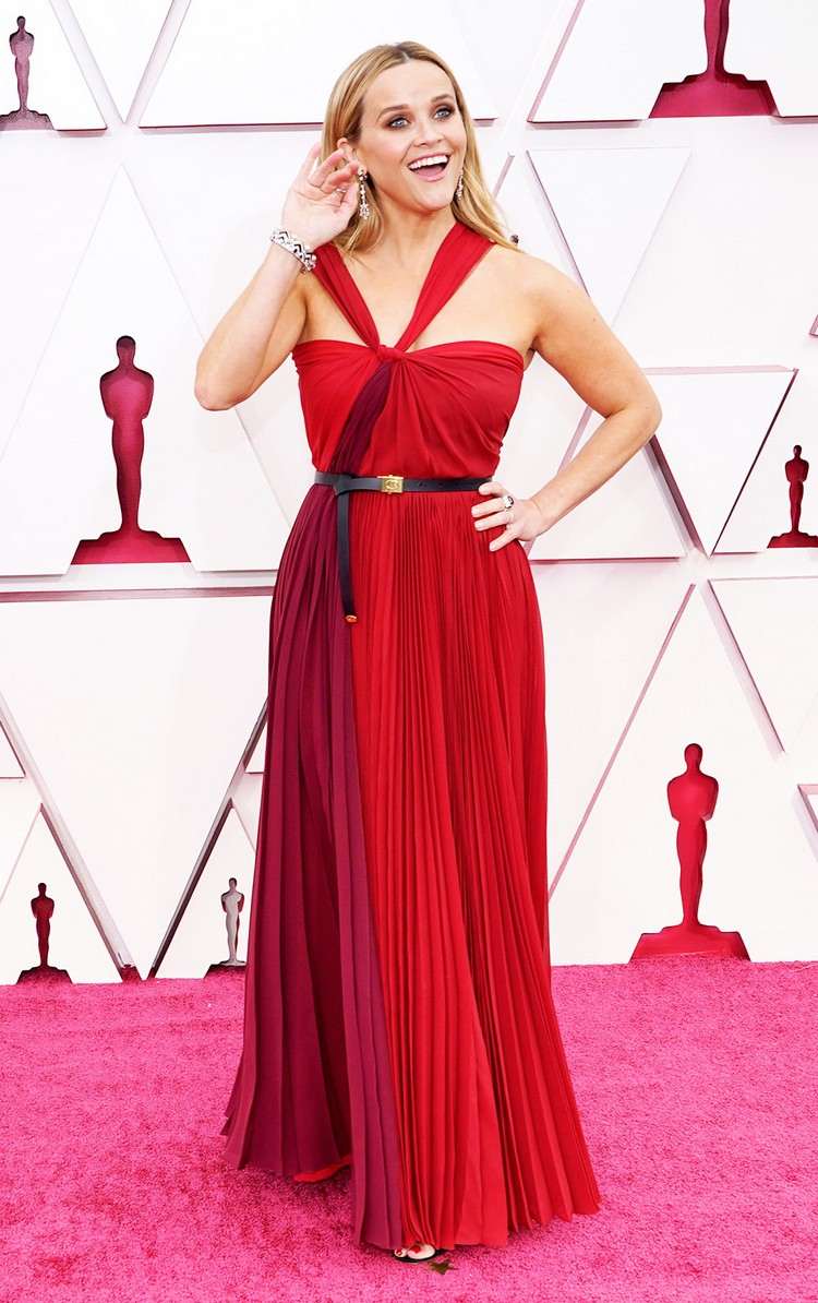 Červené šaty Oscara 2021 od herečky Reese Witherspoon