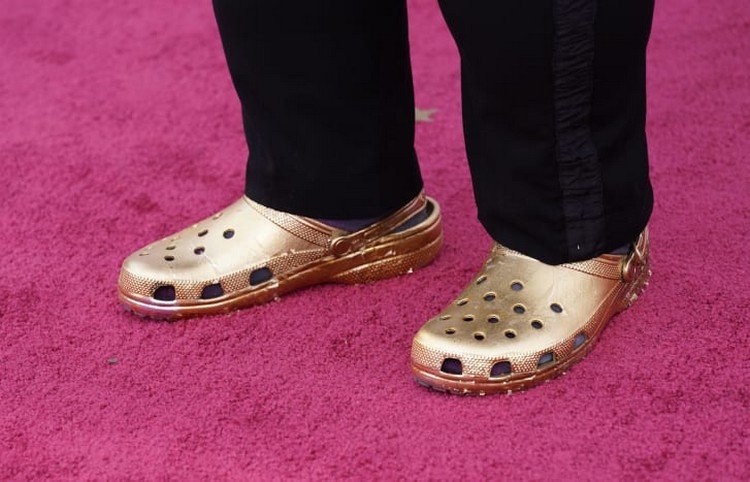 Topánky Oscars 2021 trendy v zlatom štýle