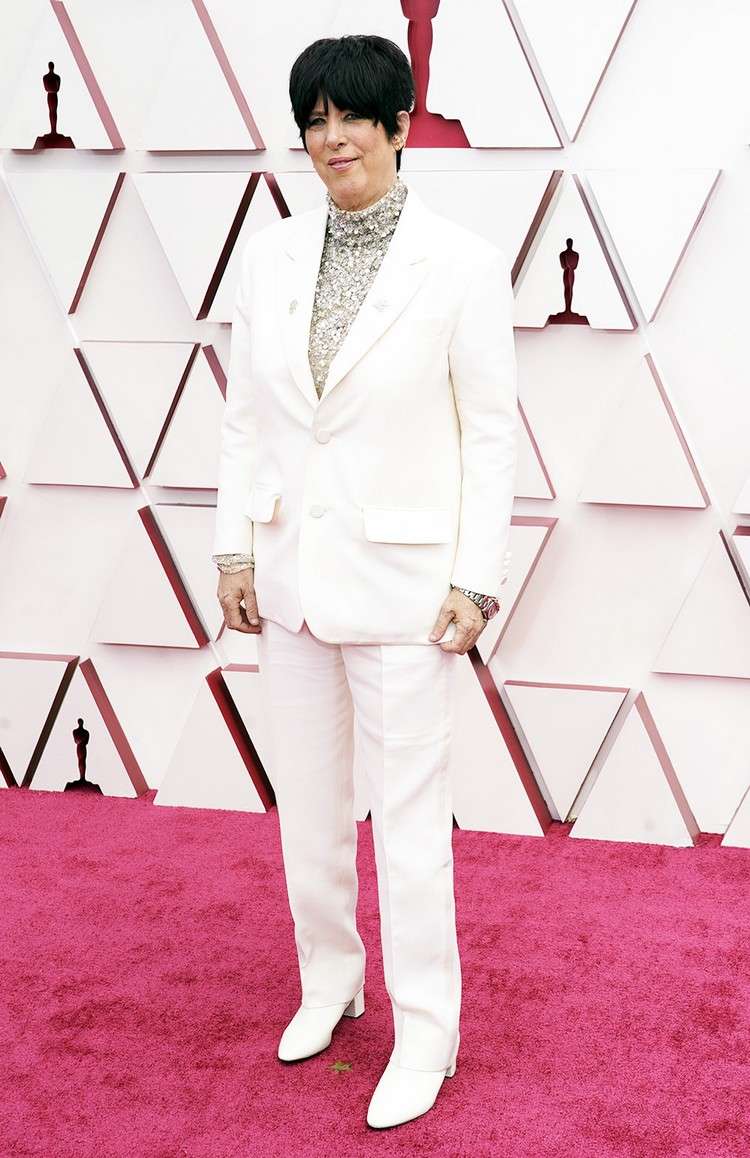 Módne trendy Oscars 2021 biely oblek so strieborným svetrom