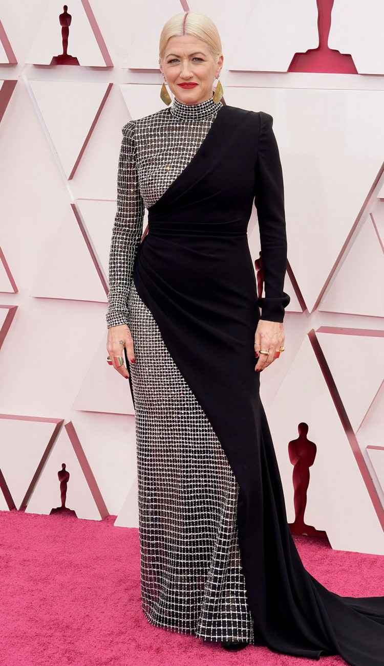 Čierne a strieborné šaty Oscars 2021 s naberanými rukávmi a asymetrickým strihom