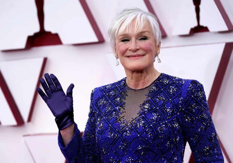 Rukavice a tmavomodré rúcho pre Glenn Close