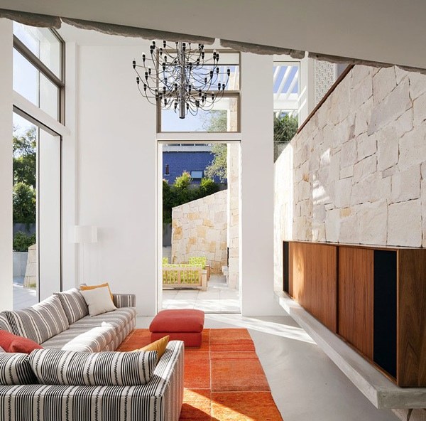 elegantná obývačka s lustrom