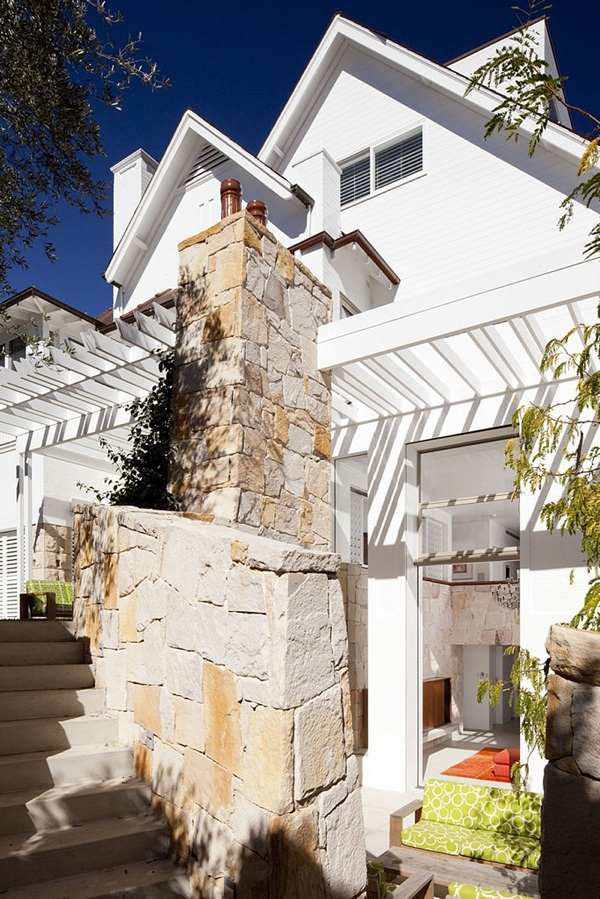 biela fasáda z moderného luxusného domu