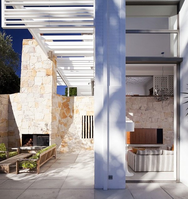 moderný dvor s krbom