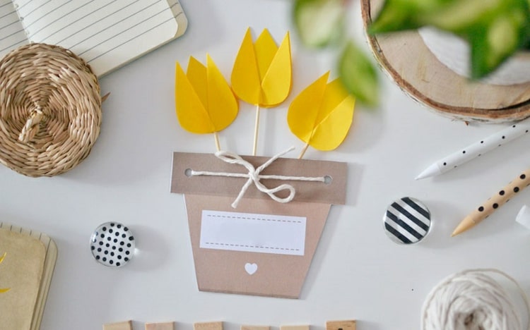 Veľkonočných nápadov na rozdávanie - Jednoduchá veľkonočná pohľadnica s tulipánmi a kvetináčom