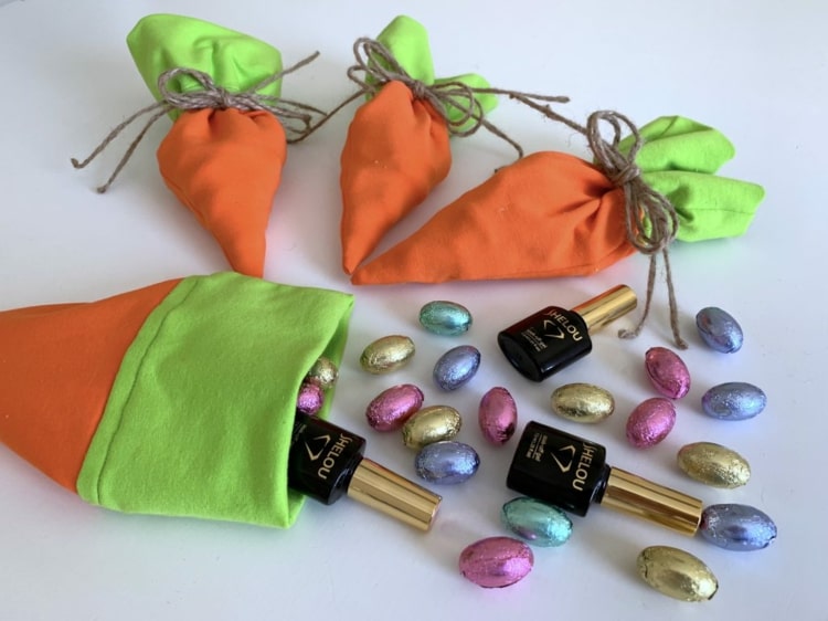 Veľkonočné nápady remesiel na rozdávanie so šitím - mrkva ako obal vyrobený z látky