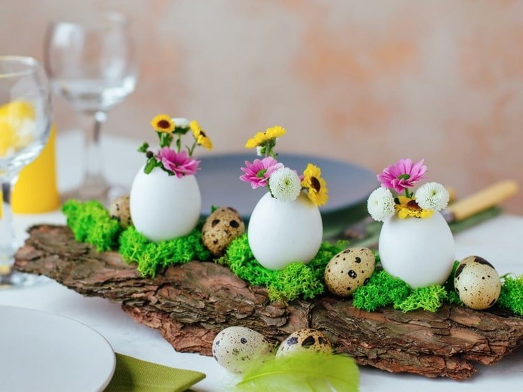 Nápady na veľkonočné remeslá na rozdávanie s prírodnými materiálmi - kôra s vázami vyrobenými z vaječných škrupín