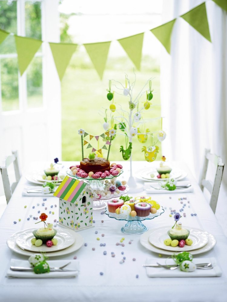 Veľkonočná dekorácia na verande veľkonočná párty v záhrade zelená akcenty dezertná veniec vlajka