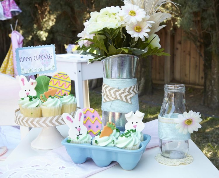 Ozdobte veľkonočnú záhradnú párty rustikálnou niťou veľkonočné-party-v-záhrade-rustikálne-dekoračné-priadze-ovinuté-fľaše