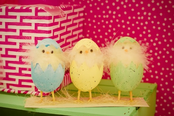 kuracie vajcia nápady na veľkonočné dekoračné tabule na drobenie kuracie vajcia veľkonočné dekorácie tabuľa slávnostné nápady