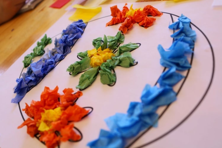 Veľkonočné remeslá na základnej škole so šablónami na vyfarbovanie - namiesto farieb použite hodvábny papier