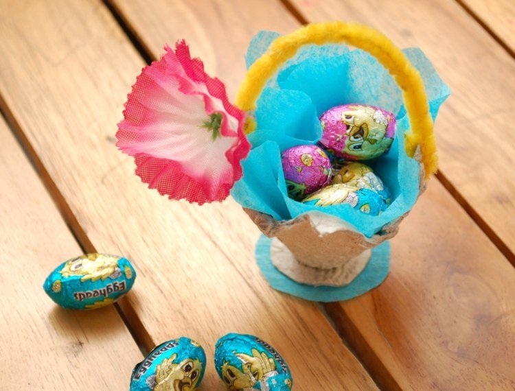 Veľkonočné remeslá s vajíčkovými kartónmi Veľkonočný čistič košíkov-fajok-hodvábny papier-kvet