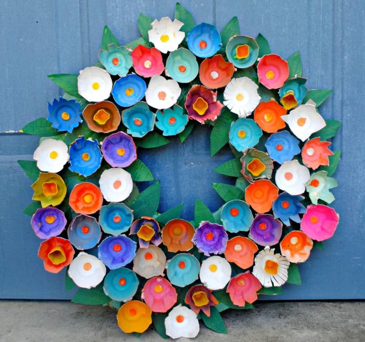 Veľkonočné remeslá-vajíčkové kartóny-dverový veniec-farebné-kvety-lepidlo-kartón-papier