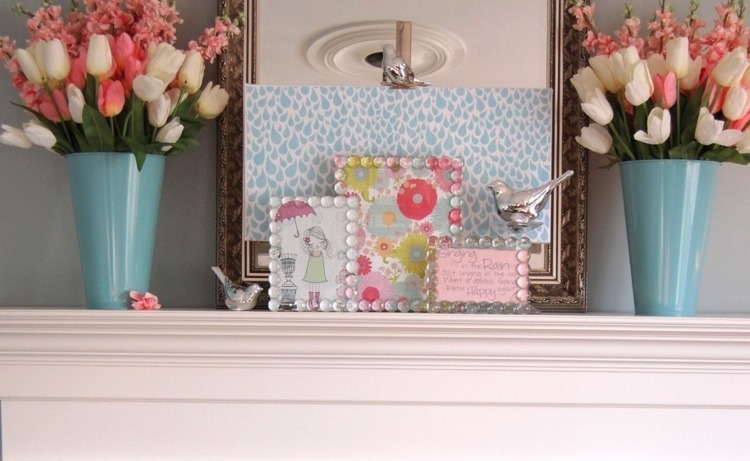 veľkonočné dekorácie-pri-komíne-romantické-jarné-tulipány-vetvičky-pštrosy-modré vázy