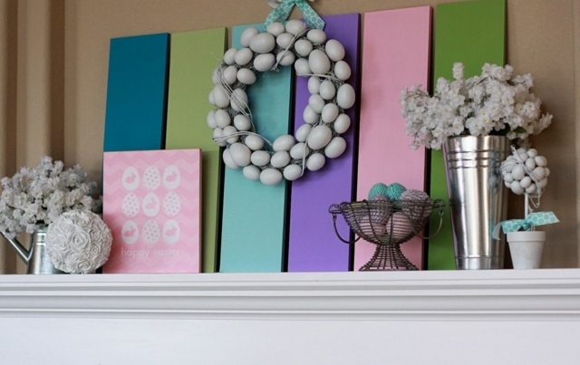 Veniec z kraslíc sfúknutých bielych kvetov