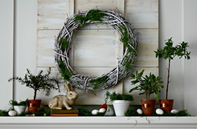 Veľkonočné vajíčka ozdobné malé stromčeky izbové rastliny