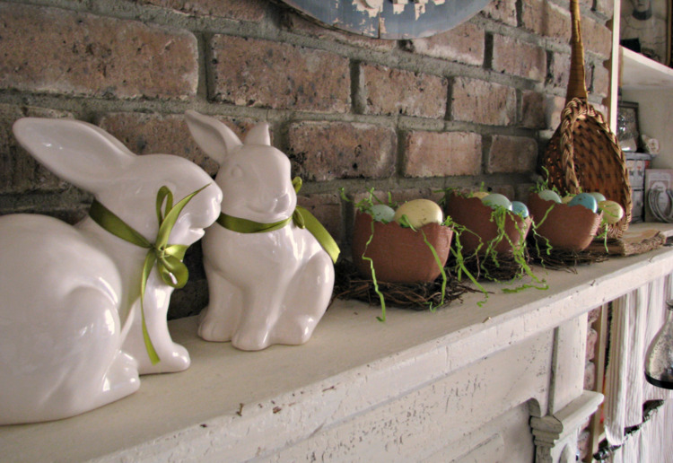 veľkonočná dekorácia na krbe veľkonočné zajačiky-bielo-foguren-nester-veľkonočné zajačiky