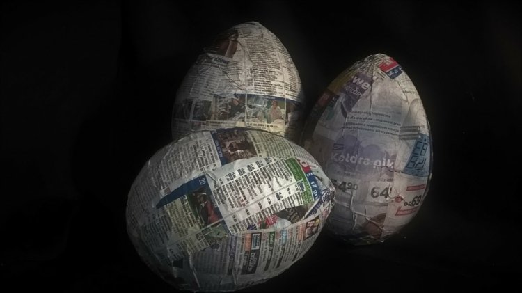 Vyrobte si vajcia z papierového mache sami na ozdobu krytej terasy alebo verandy