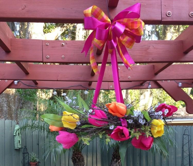veľkonočná dekorácia na vonkajší veniec luster pergola nápad tulipány záhon